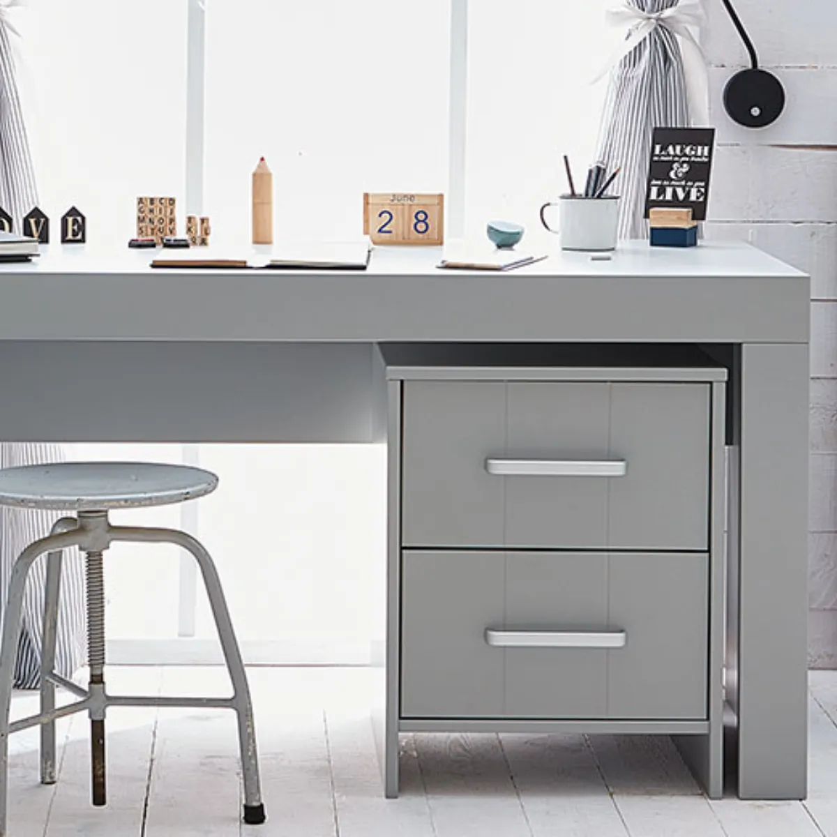 Szafka nocna Pinio Calmo szara w zestawie z meblami z kolekcji Calmo