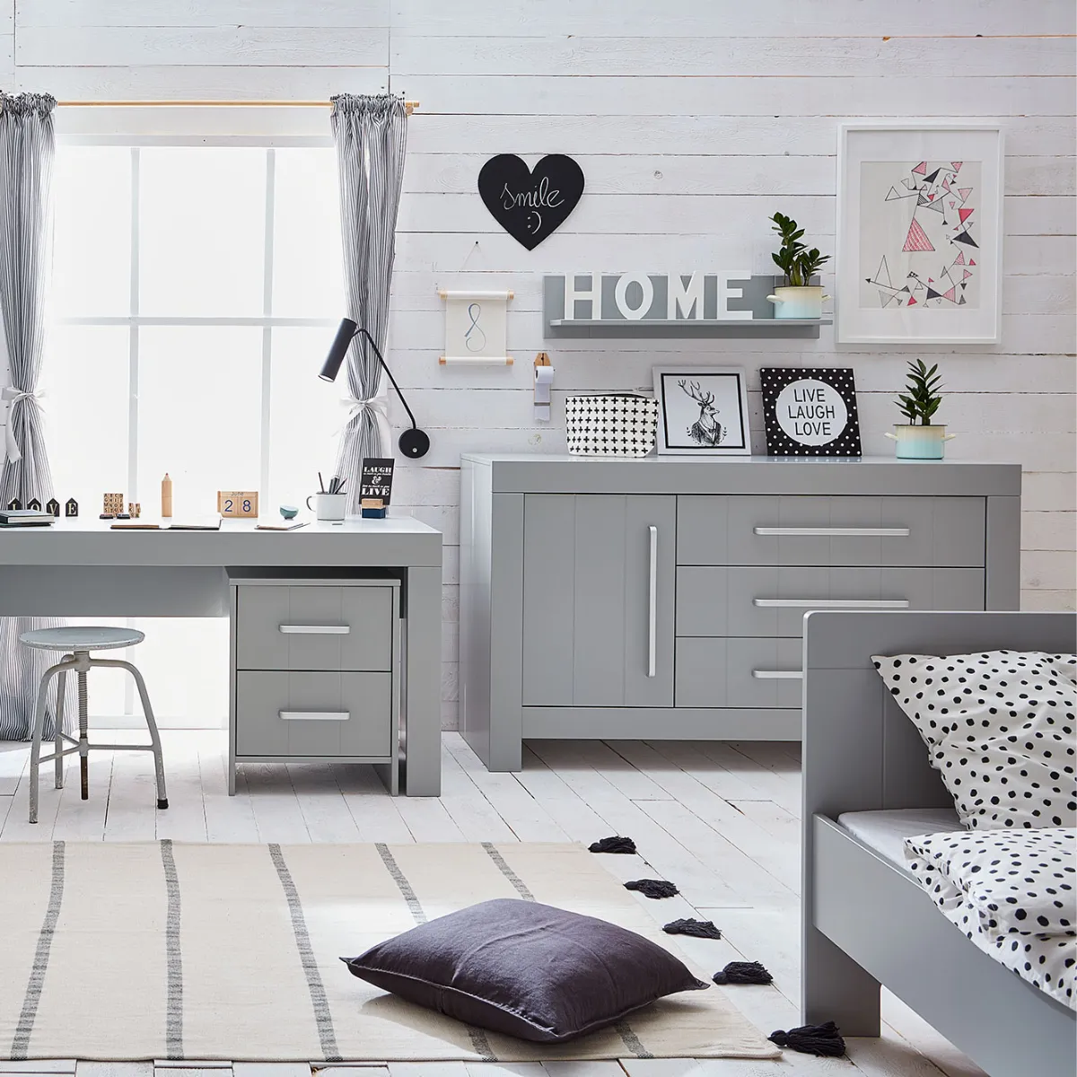 Wymiary szarego łóżka Pinio Calmo 200x120