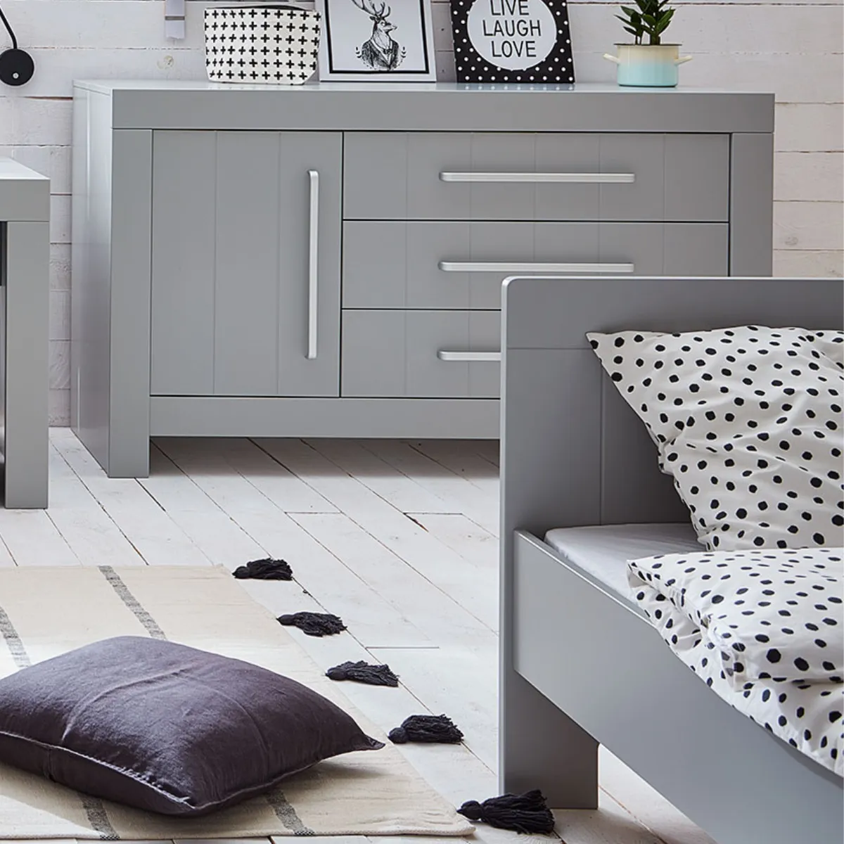 Wymiary szarego łóżka Pinio Calmo 200x90