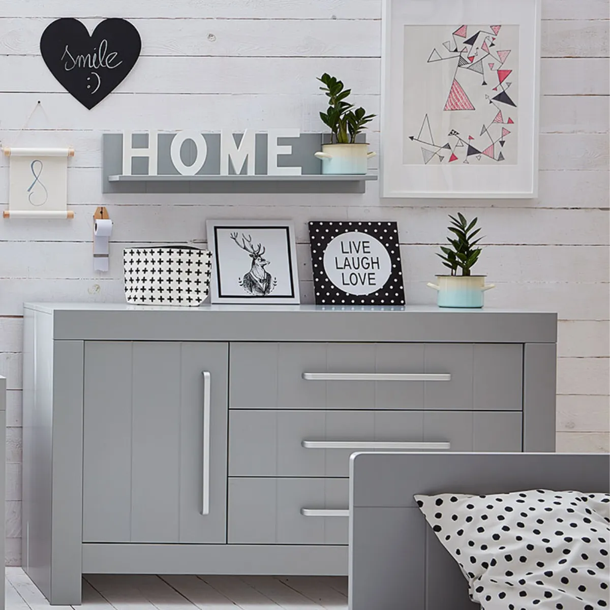 Półka wisząca Pinio Calmo szara w aranżacji pokoju dziecka