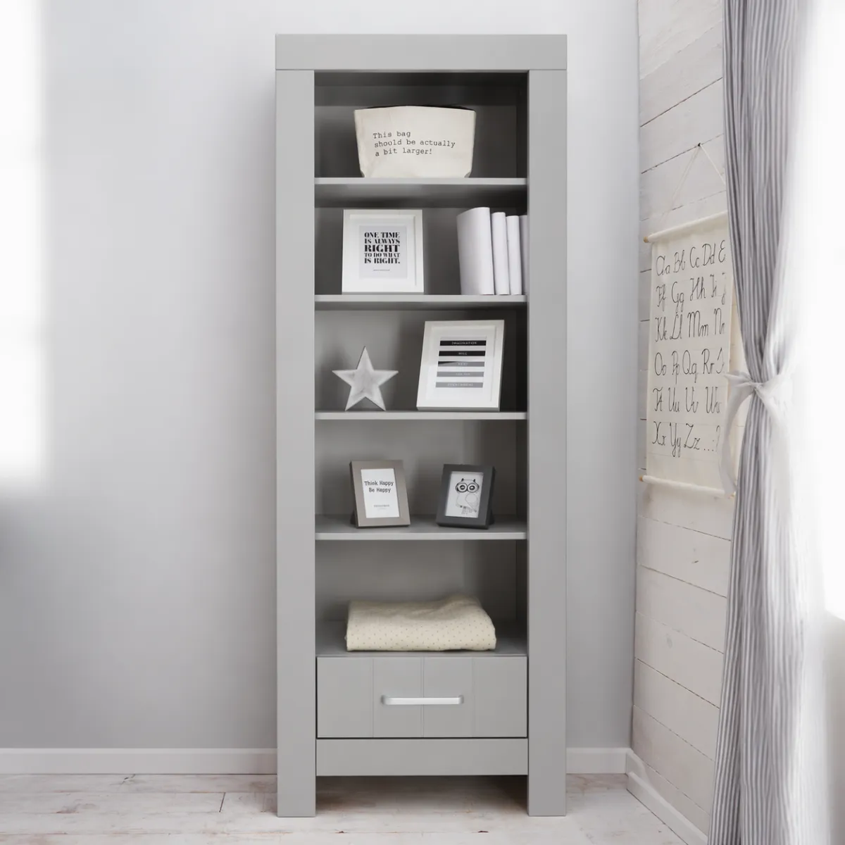 Regał Pinio Calmo szary w pokoju dziecka