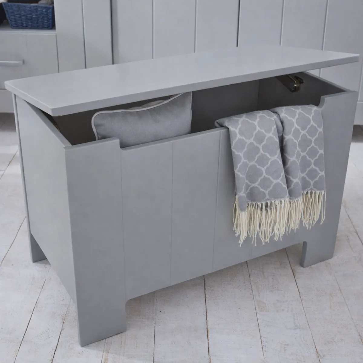 Skrzynia na zabawki Pinio Calmo szara do pokoju dziecka