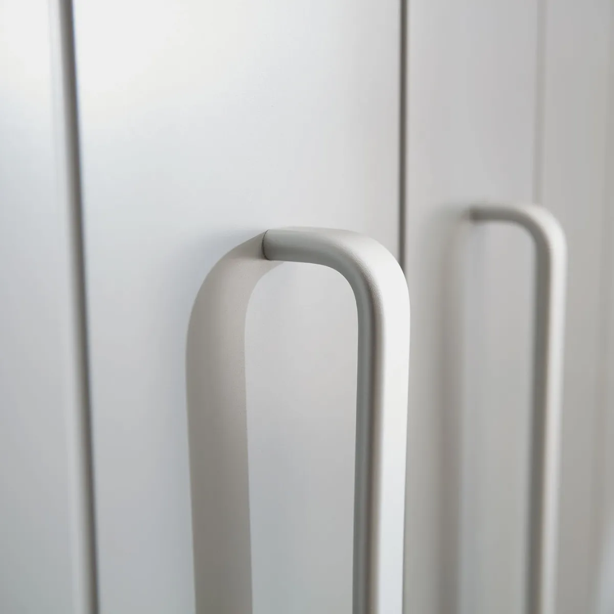 Szafa 2-drzwiowa Pinio Calmo szara z uchwytami