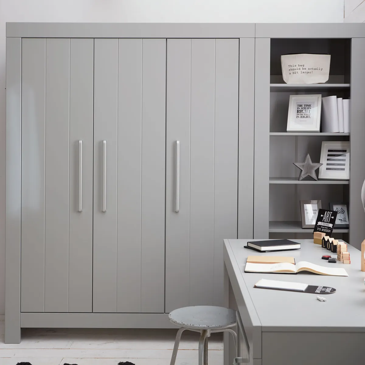 Szafa 3-drzwiowa Pinio Calmo szara do pokoju dziecka