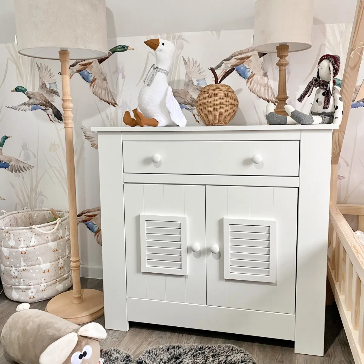 Komoda z drzwiczkami Pinio Marsylia biała do pokoju dziecka