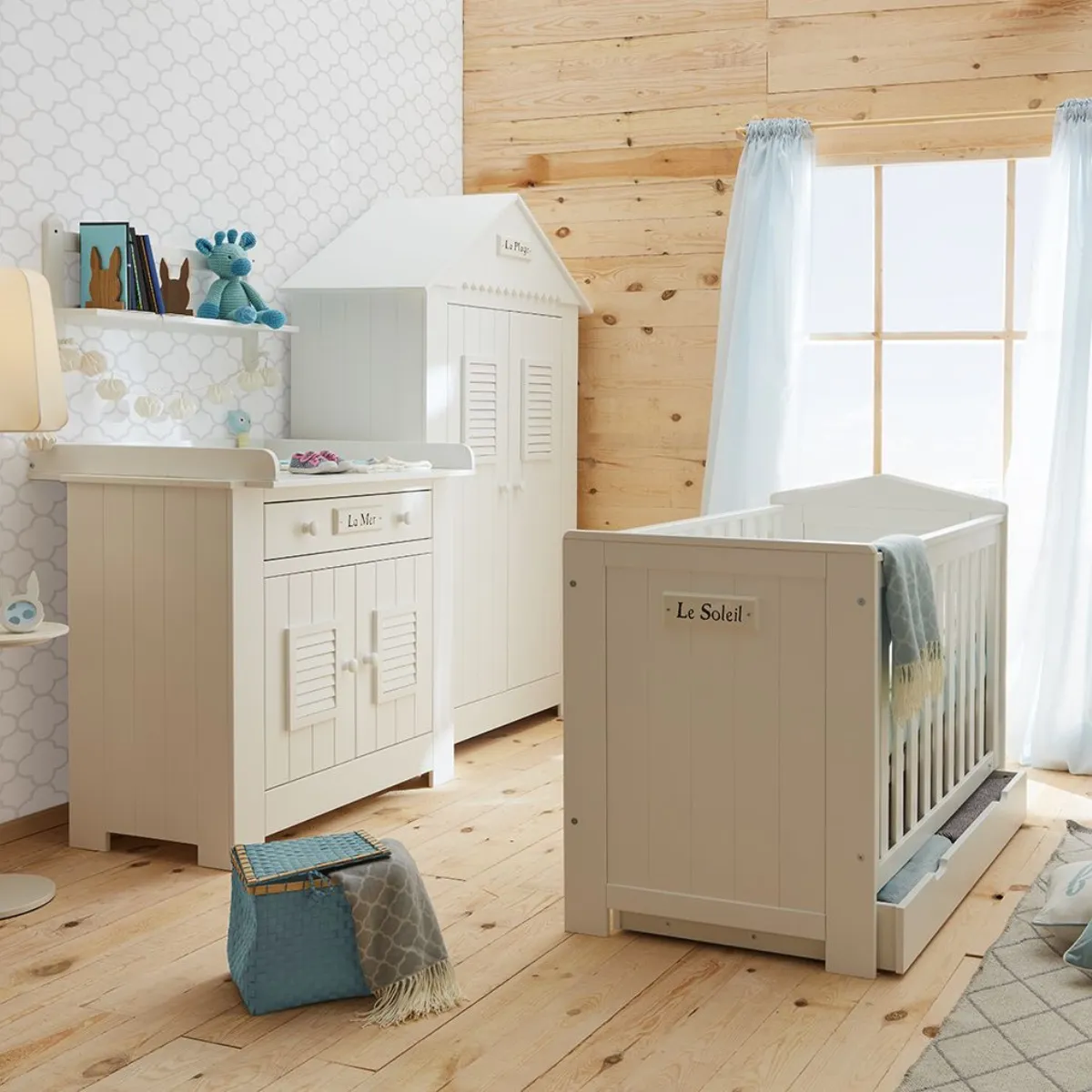 Komoda z drzwiczkami Pinio Marsylia biała w pokoju dziecka