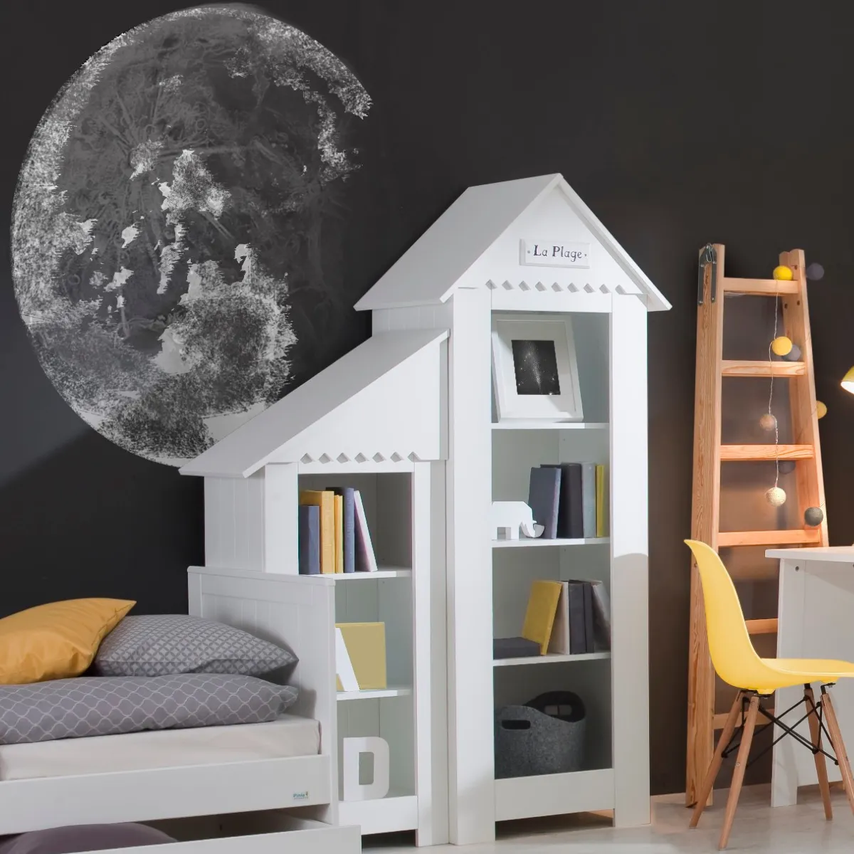 Mały regał Pinio Marsylia biały w pokoju dziecka