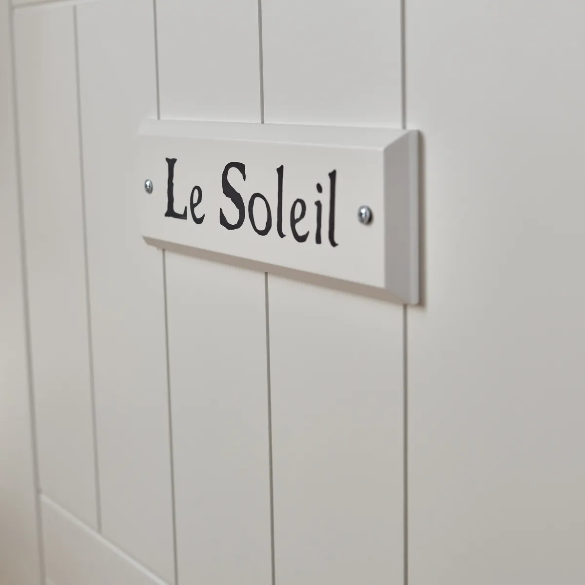 Duży regał Pinio Marsylia biały w pokoju dziecka