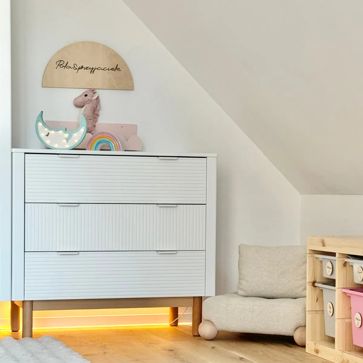 Komoda dziecięca PINIO MILOO biała aranżacja pokoju dziecka