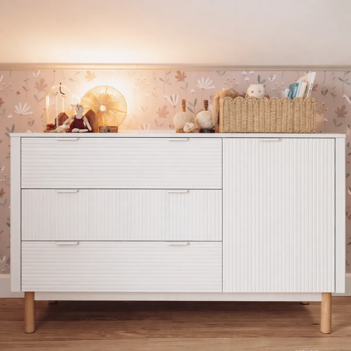 Komoda dziecięca PINIO MILOO biała 3 szuflady i drzwi do pokoju dziecka