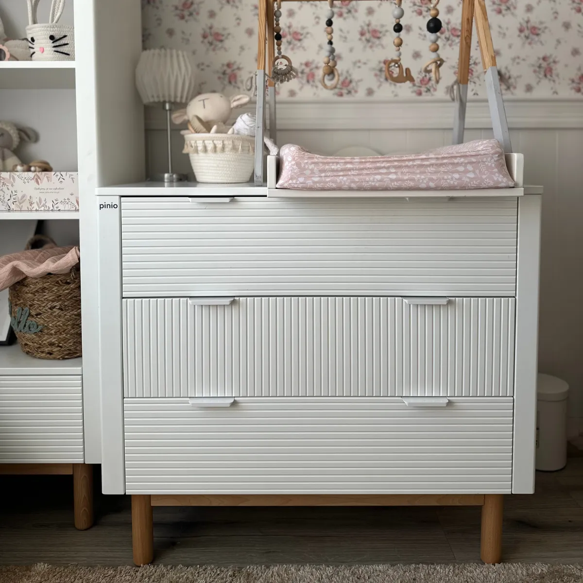 Komoda PINIO MILOO biała w pokoju dziecka