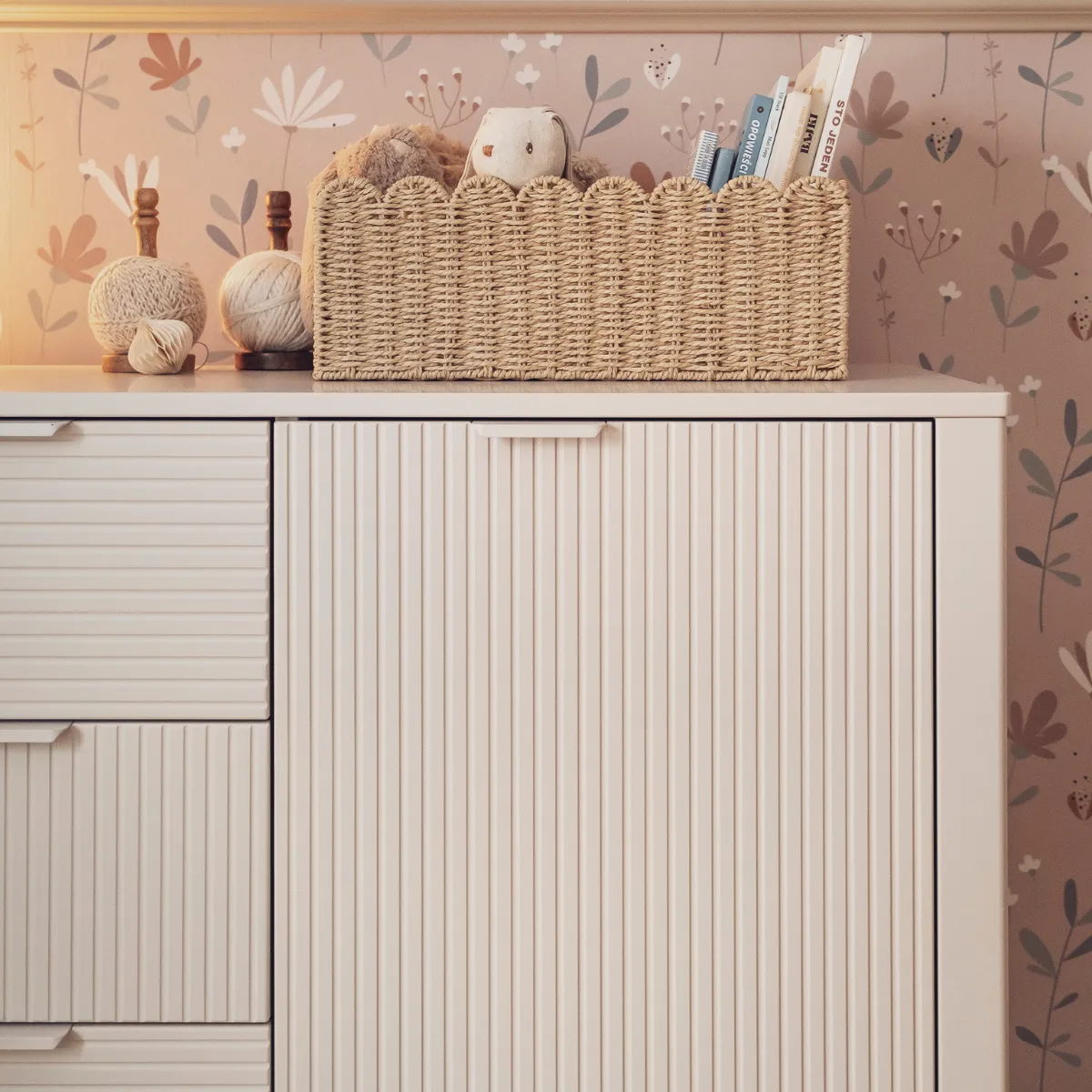 Komoda PINIO MILOO szampańska w pokoju dziecka