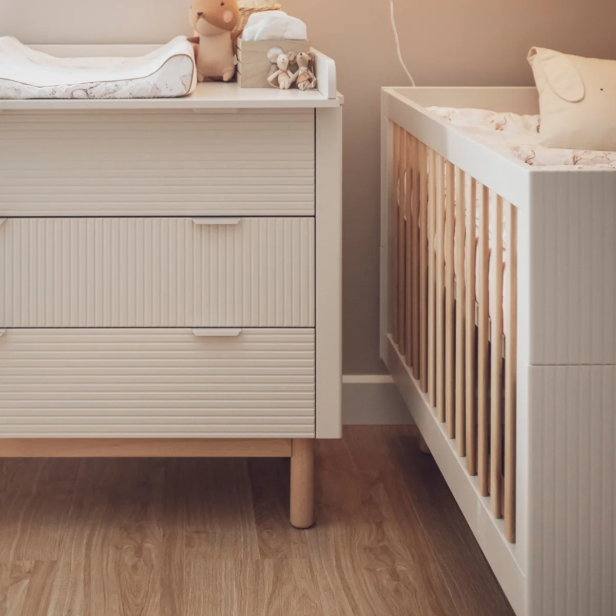 Łóżeczko PINIO MILOO 120x60 szampan w pokoju dziecka