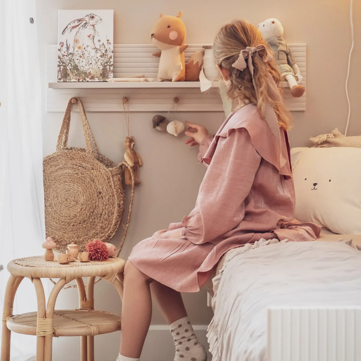 Półka ścienna MILOO szampan z wieszakami do pokoju dziecka