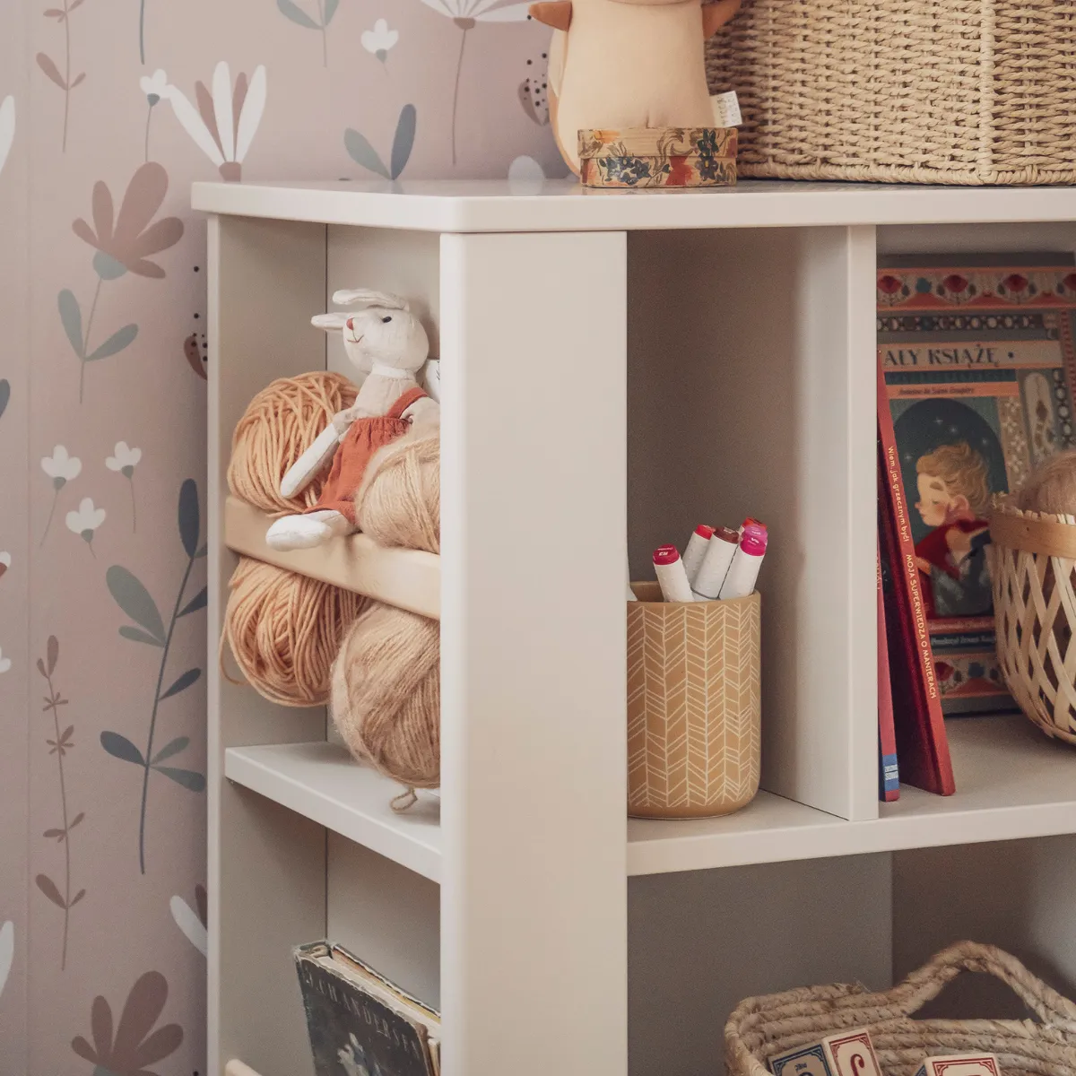 Regał PINIO MILOO szampański w pokoju dziecka