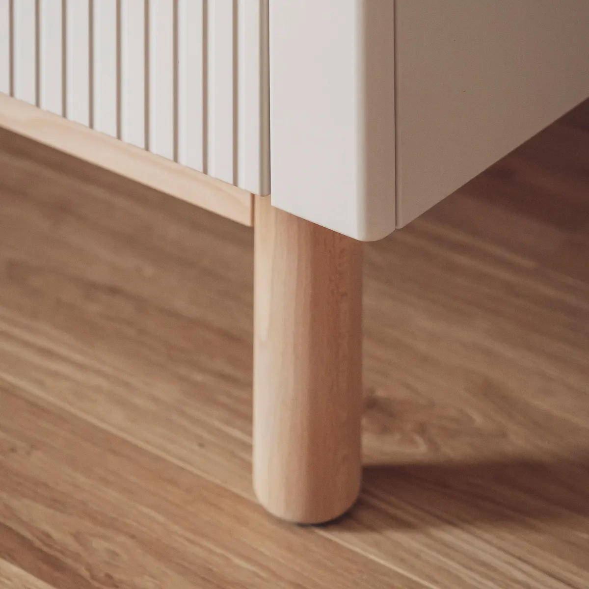 Skrzynia na zabawki PINIO MILOO szampan – detale i wykonanie