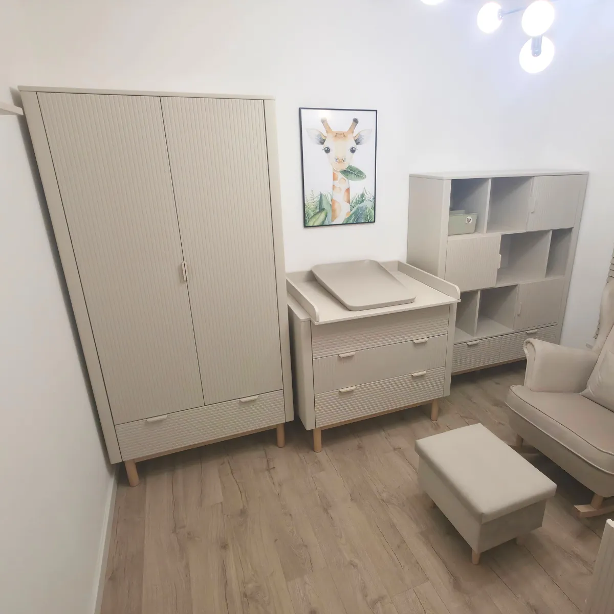 Szafa dziecięca PINIO MILOO szampan pojemna aranżacja pokoju dziecka