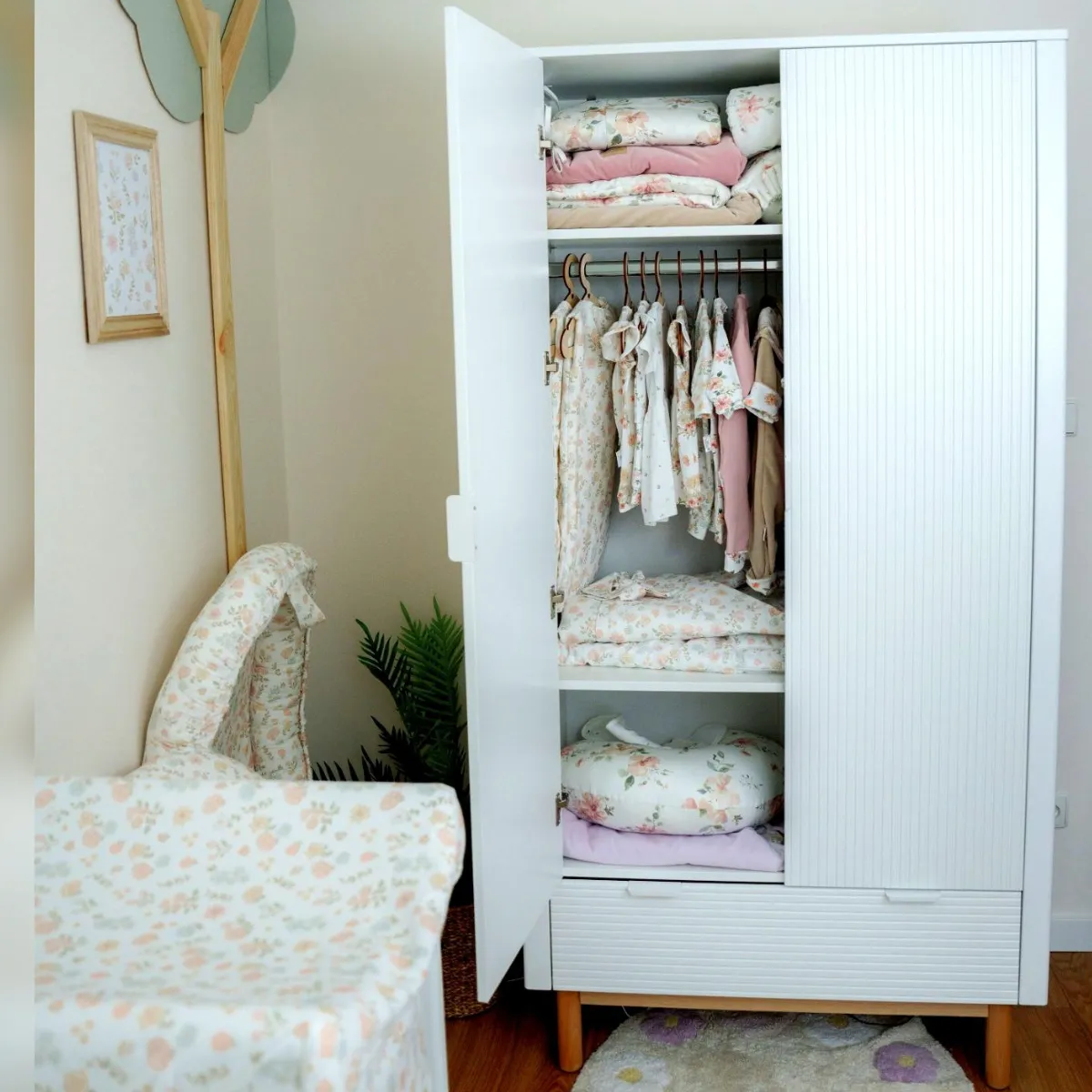 Pojemna szafa dziecięca biała PINIO MILOO 2 drzwiowa aranżacja pokoju dziecka