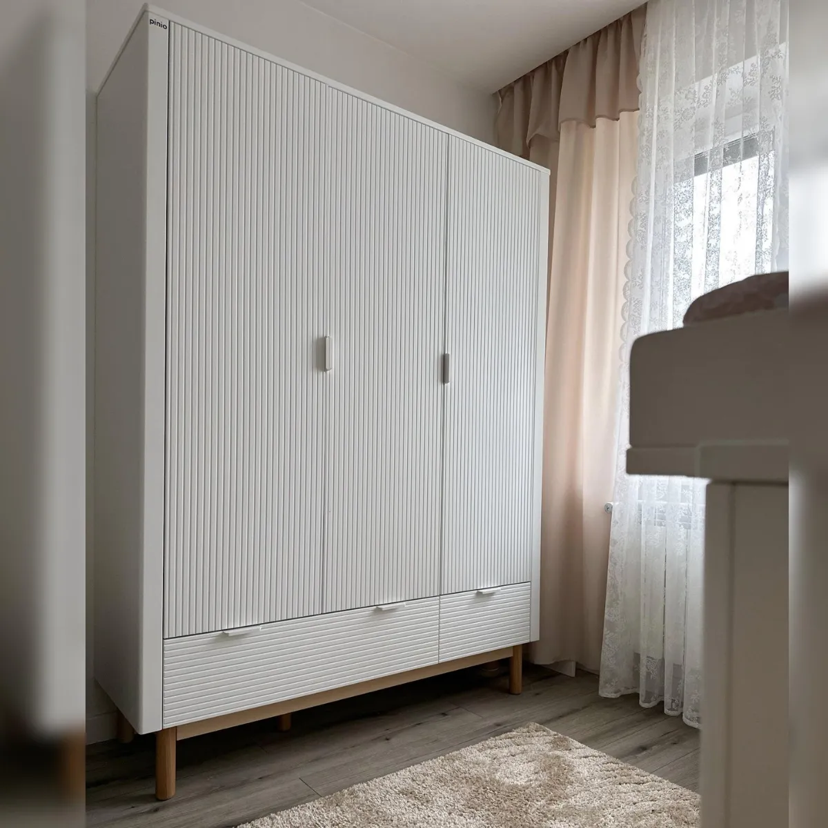 Szafa dziecięca PINIO MILOO biała duża i pojemna aranżacja pokoju dziecka