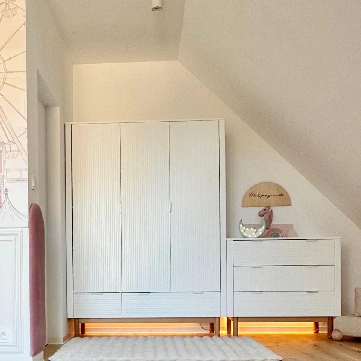 Szafa 3-drzwiowa PINIO MILOO biała duża szafa dziecięca na ubrania