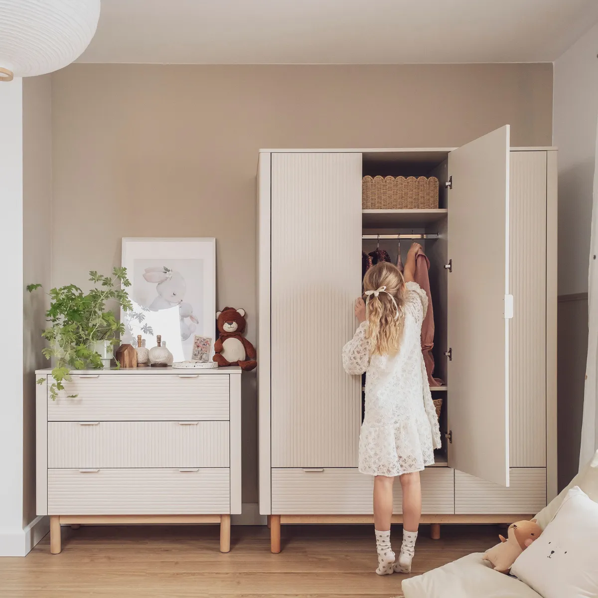 Szafa 3-drzwiowa PINIO MILOO szampan do pokoju dziecka na ubrania