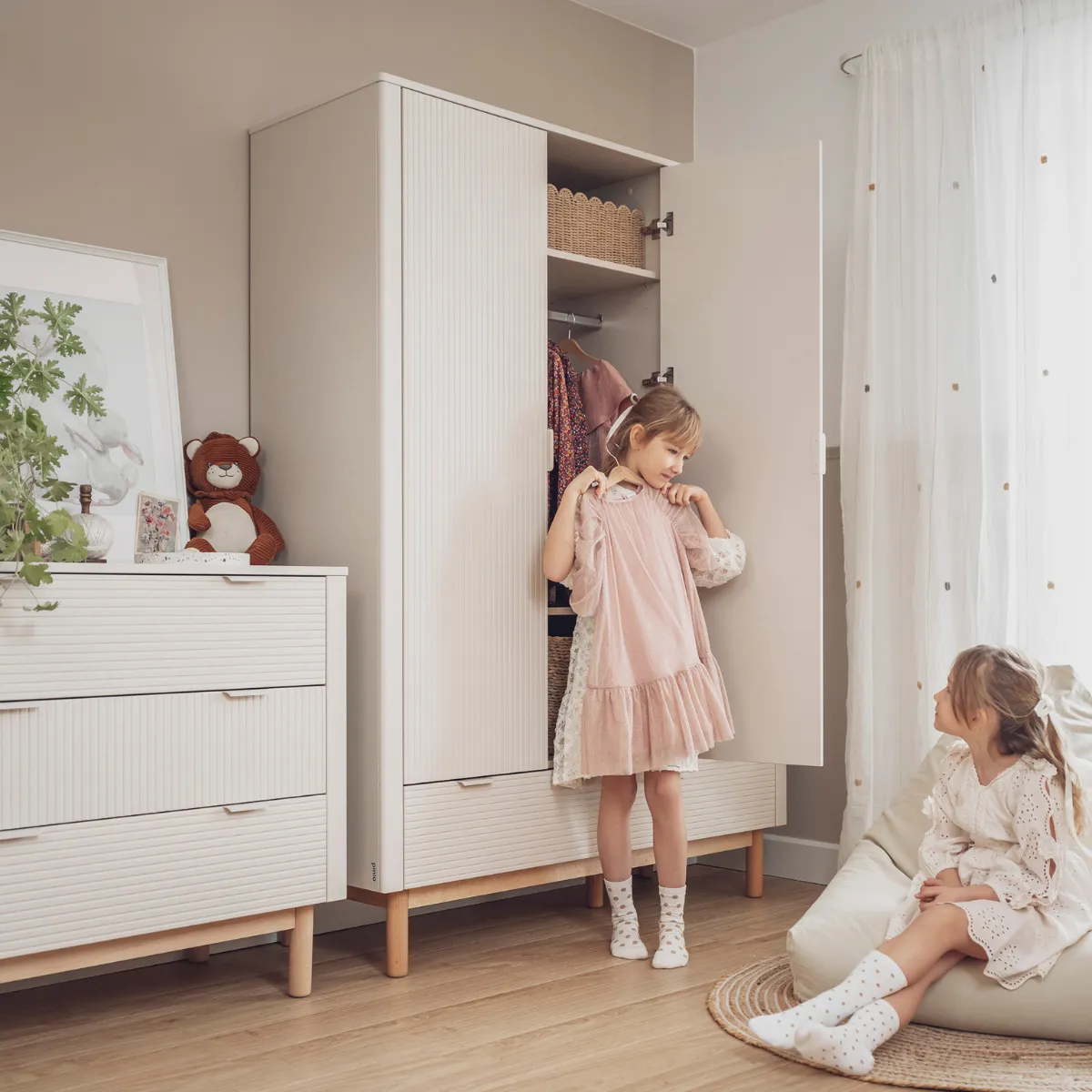 Szafa PINIO MILOO szampan w pokoju dziecka