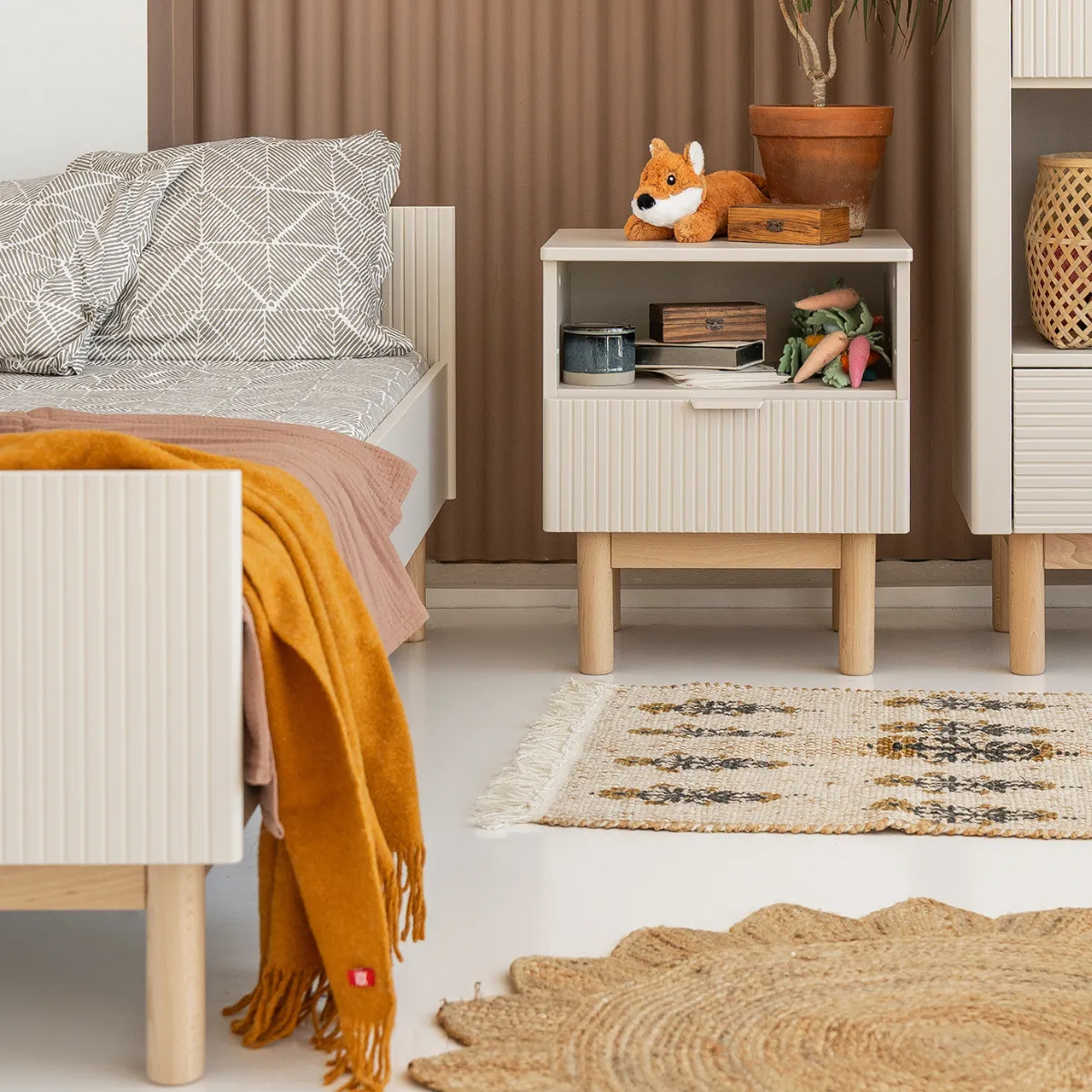 Szafka nocna PINIO MILOO szampan – detale i drewniane nóżki