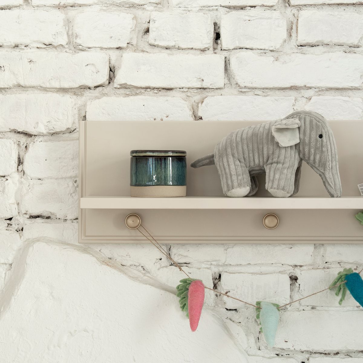 beżowa półka Pinio Petite do pokoju dziecka