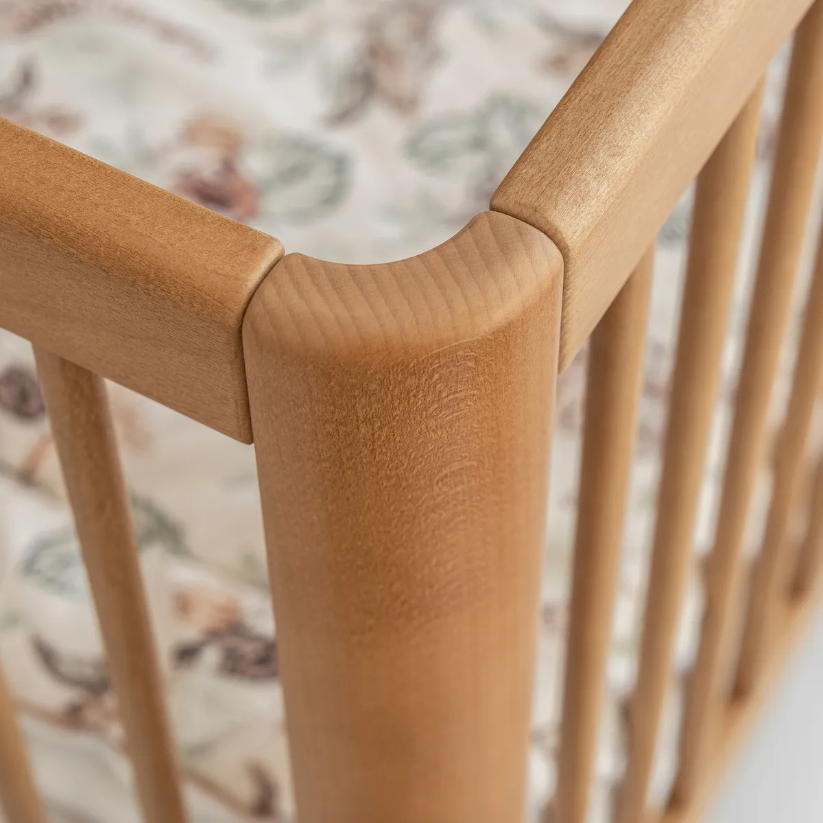 Wymiary łóżeczka Pinio Pure 120x60 w ciemnym drewnie