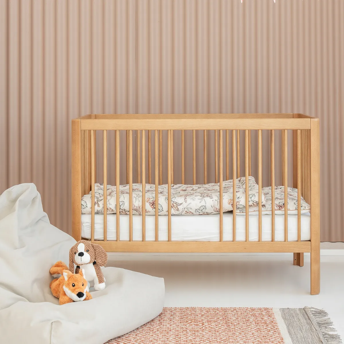 Łóżeczko Pinio Pure 120x60 w ciemnym drewnie z opcjonalnymi dodatkami