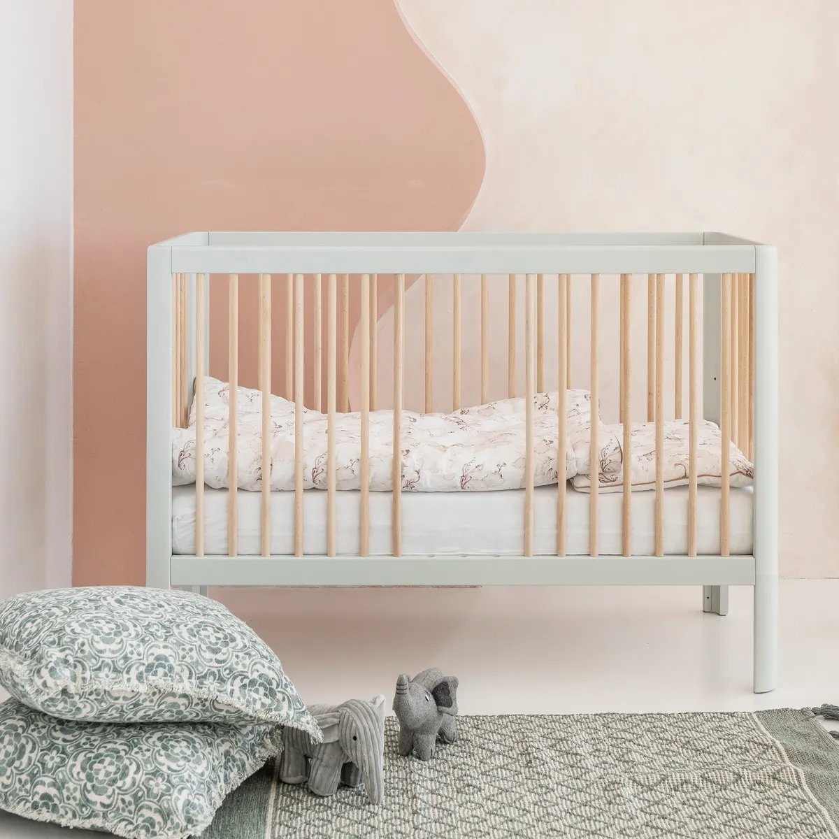 Łóżeczko Pinio Pure 120x60 w pastelowej zieleni z opcjonalnymi dodatkami