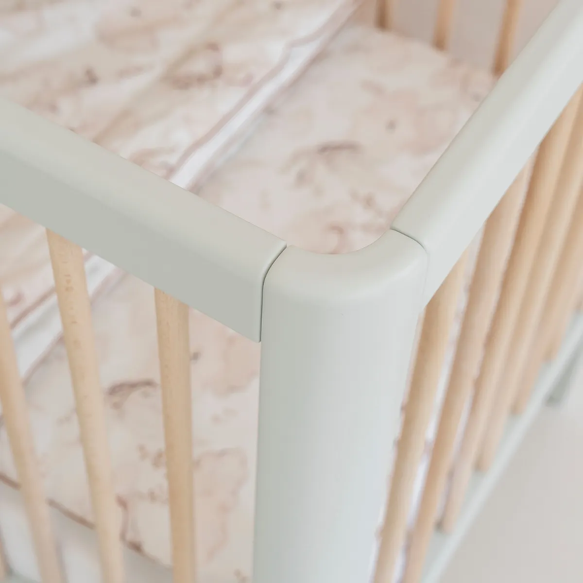 Wymiary łóżeczka Pinio Pure 120x60 w pastelowej zieleni