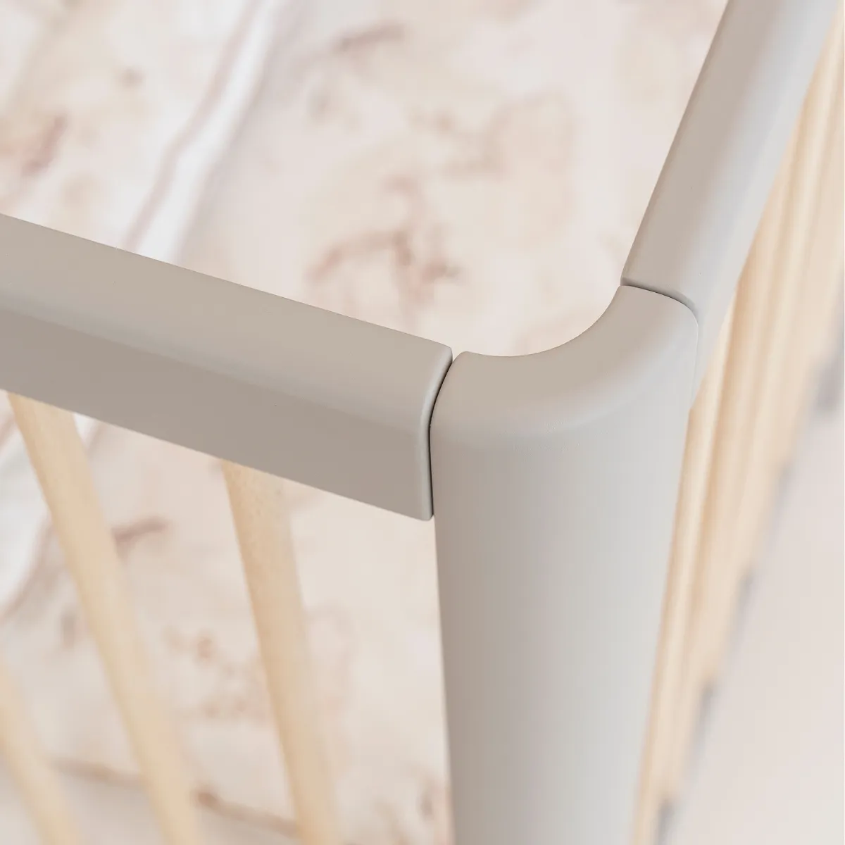 Wymiary łóżeczka Pinio Pure 120x60 szarego z drewnianymi szczebelkami