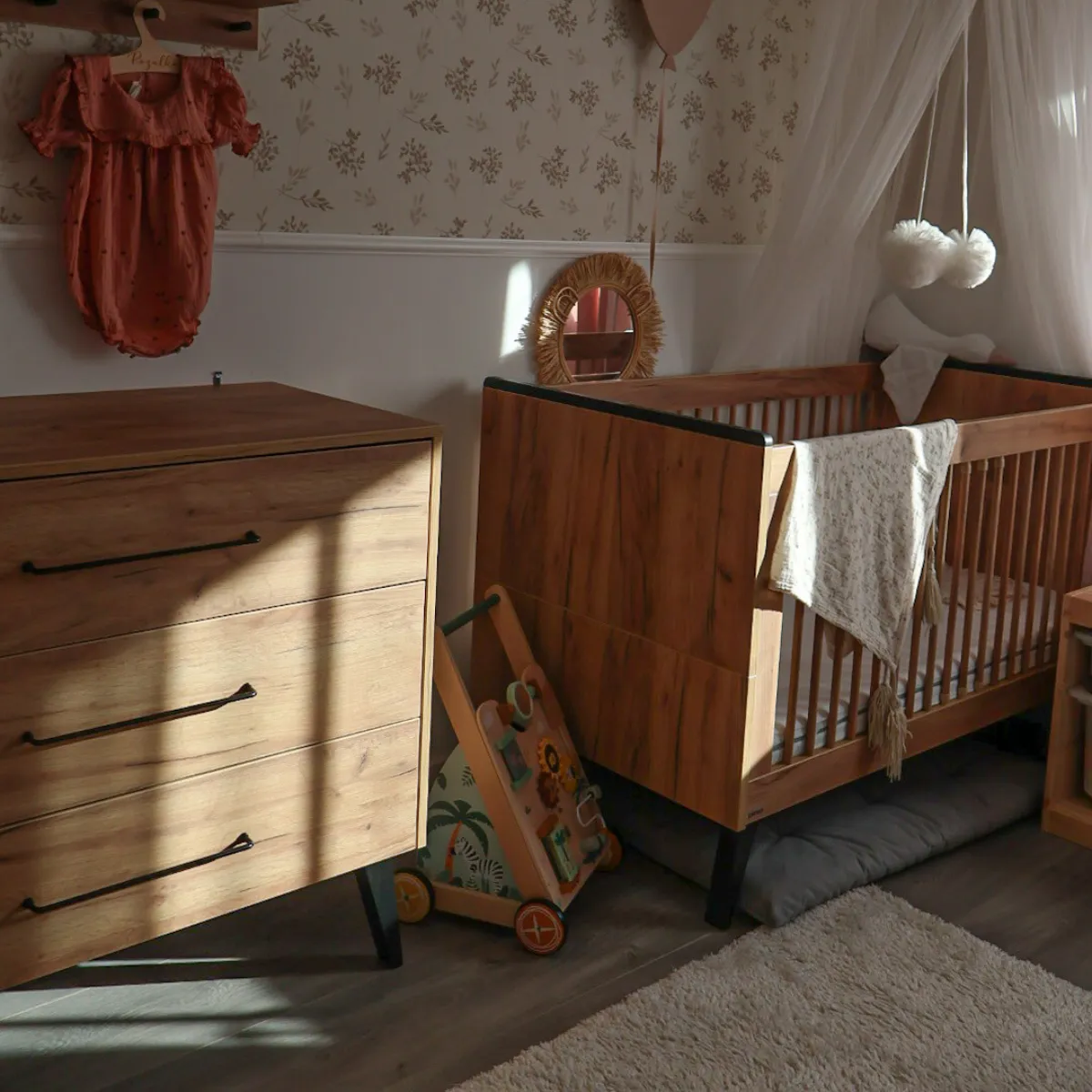 Łóżeczko Pinio Retro w pokoju dziecka