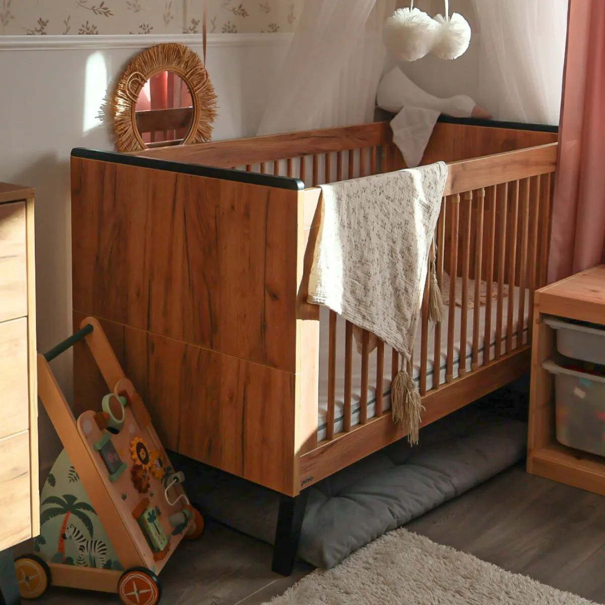 Łóżeczko Pinio Retro 140x70 do pokoju niemowlaka