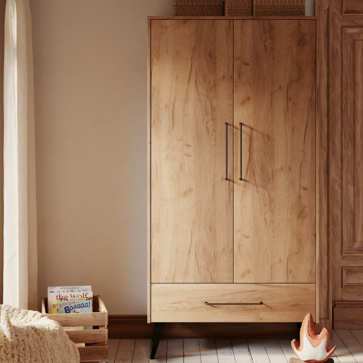 Wnętrze szafy 2-drzwiowej Pinio Retro z półkami i drążkiem