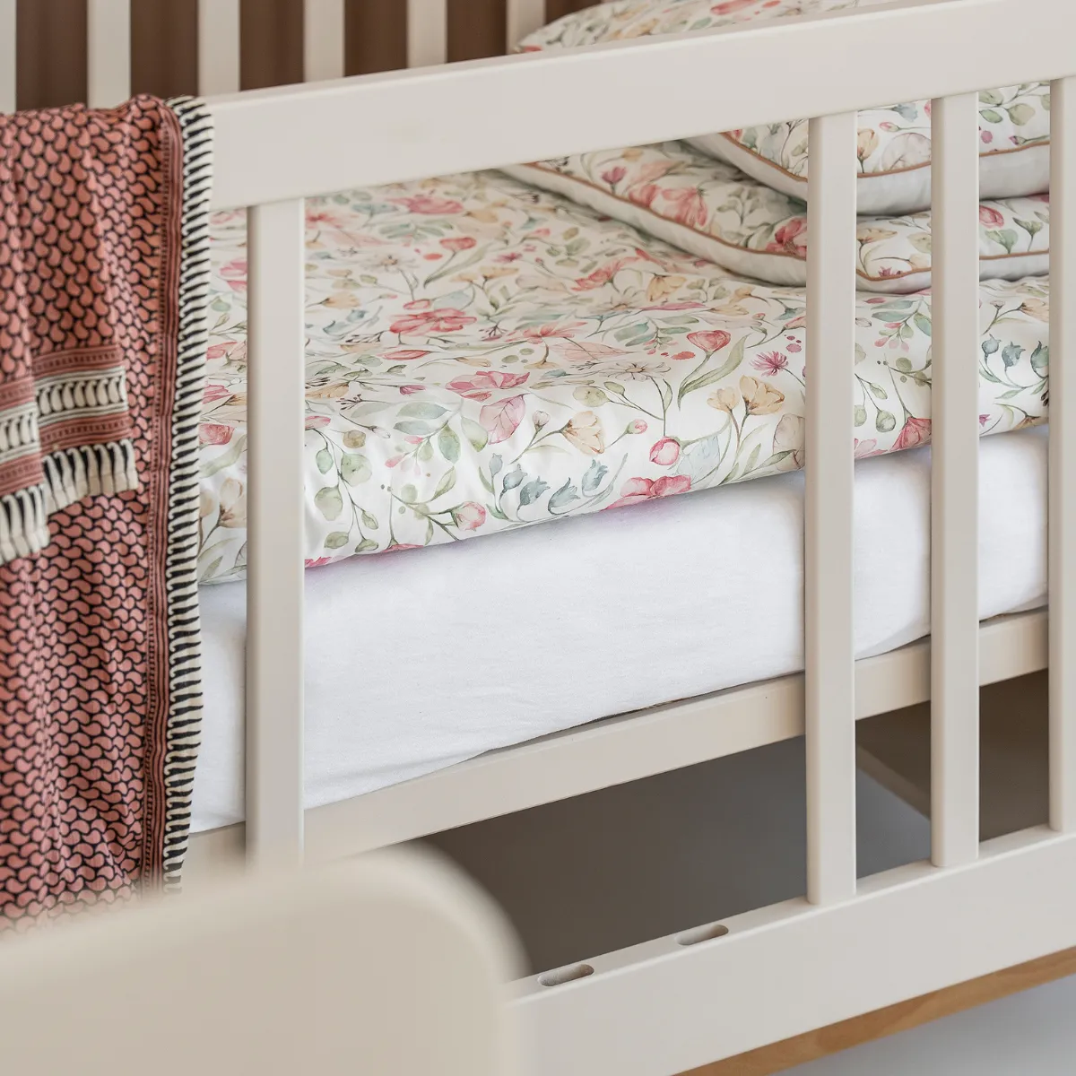 Łóżeczko Pinio Seth 120x60 z wyjmowanymi szczebelkami