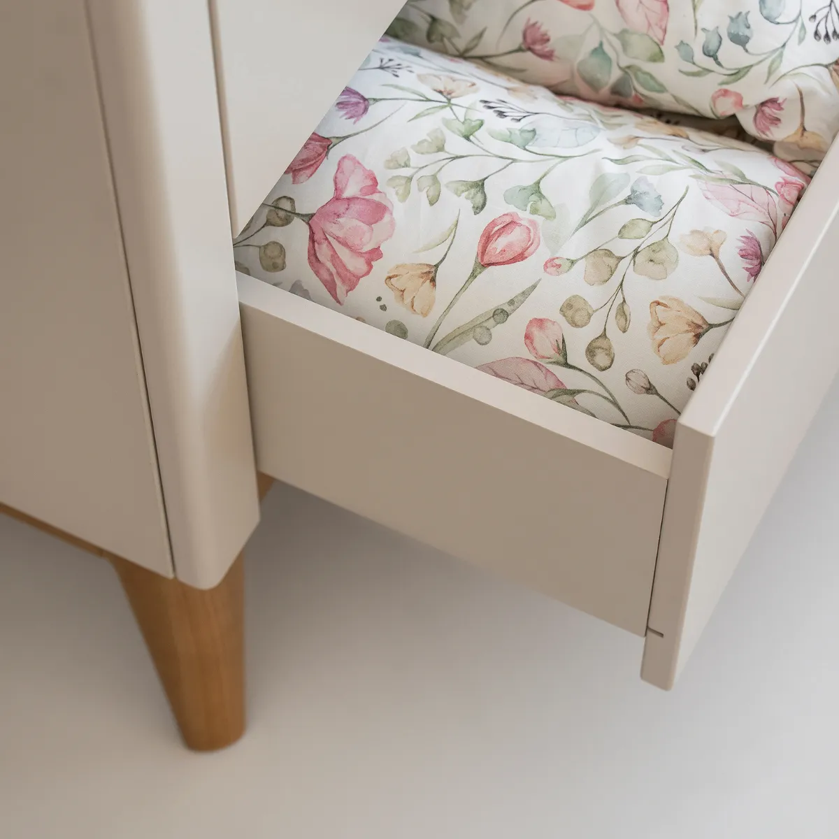 Szafa Pinio Seth 3-drzwiowa w pokoju dziecka