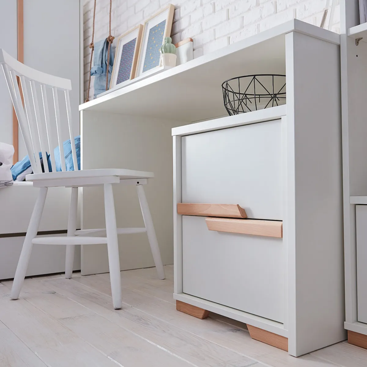 Kontener Pinio Snap przy biurku w pokoju dziecka