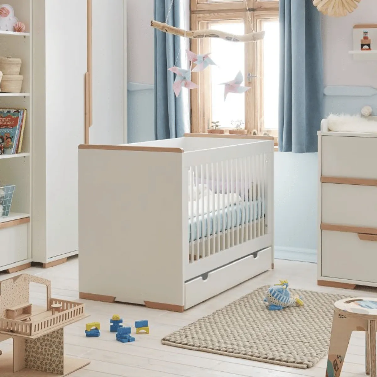 Łóżeczko Pinio Snap 140x70 w aranżacji pokoju dziecka