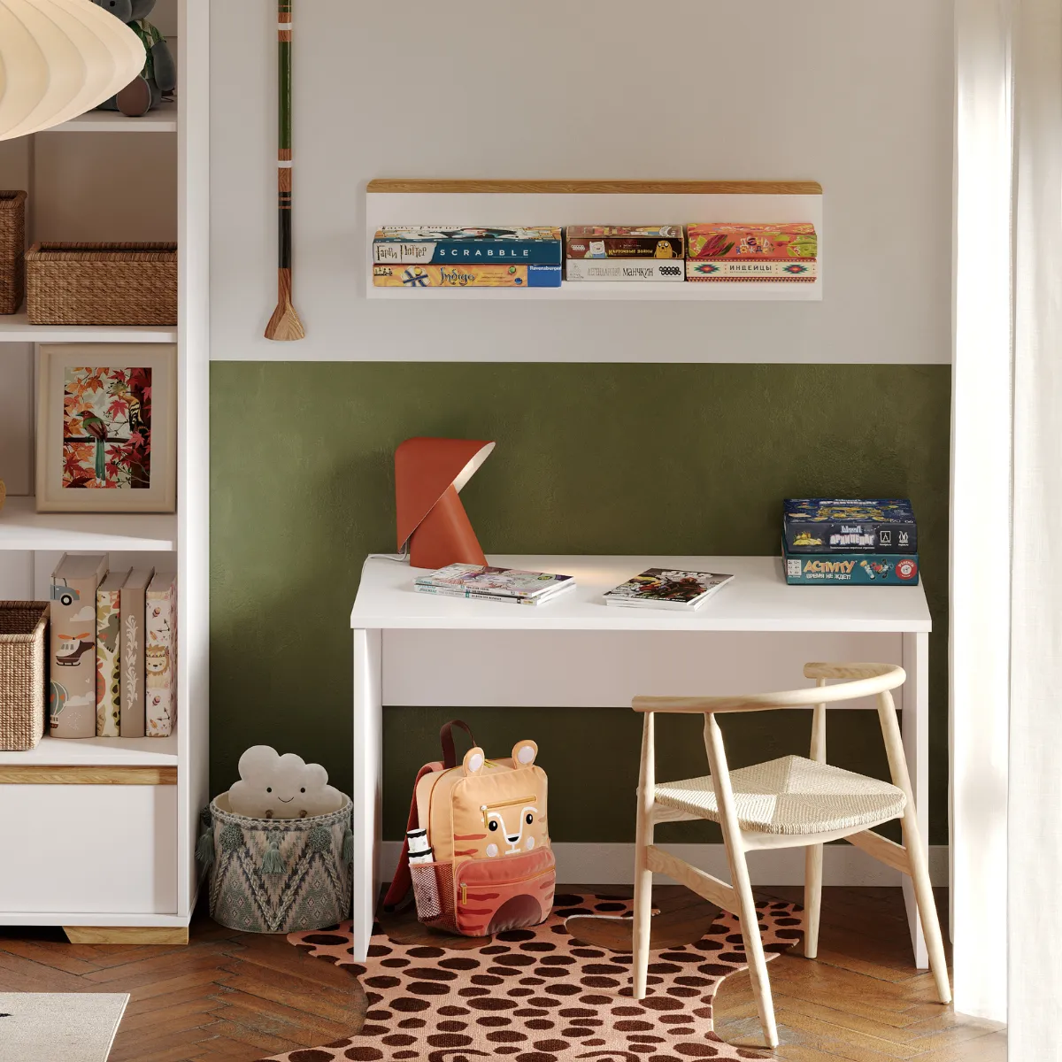 Półka Pinio Snap nad biurkiem w pokoju dziecka