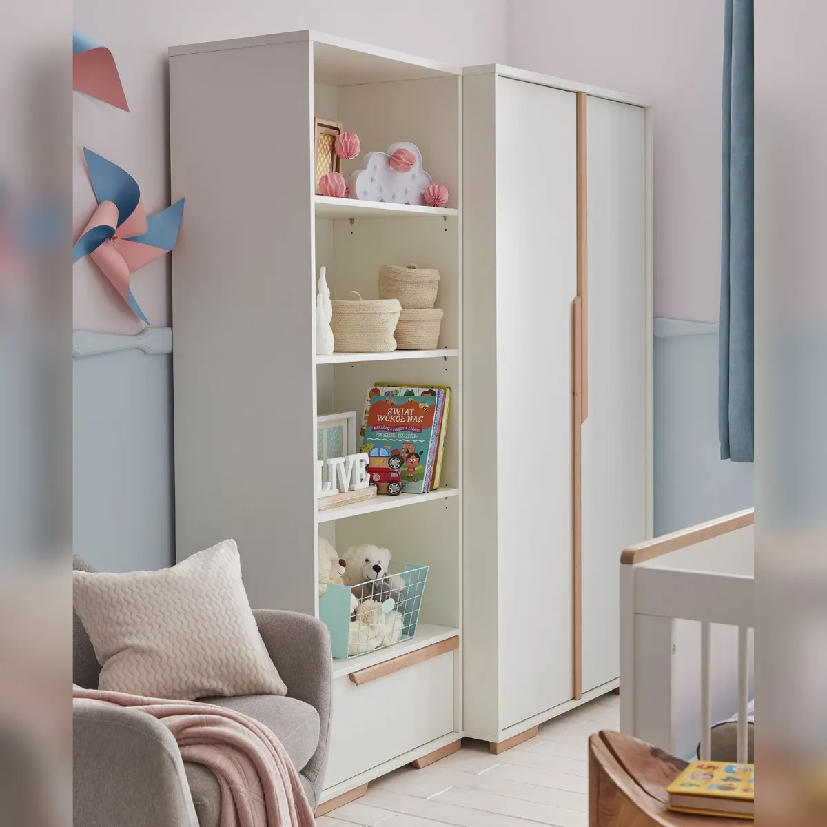 Regał Pinio Snap w pokoju dziecka