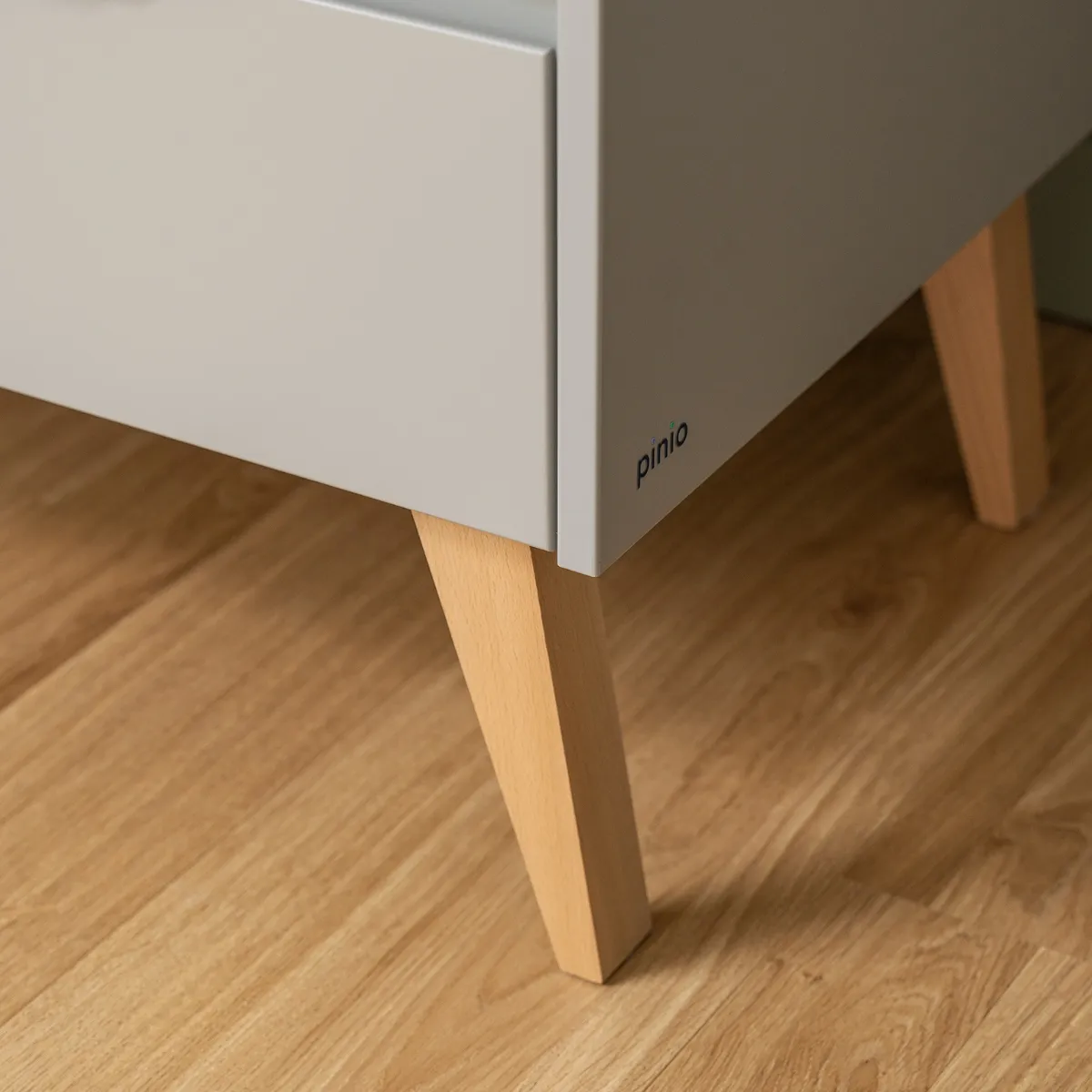 Komoda PINIO SWING szara w pokoju dziecka