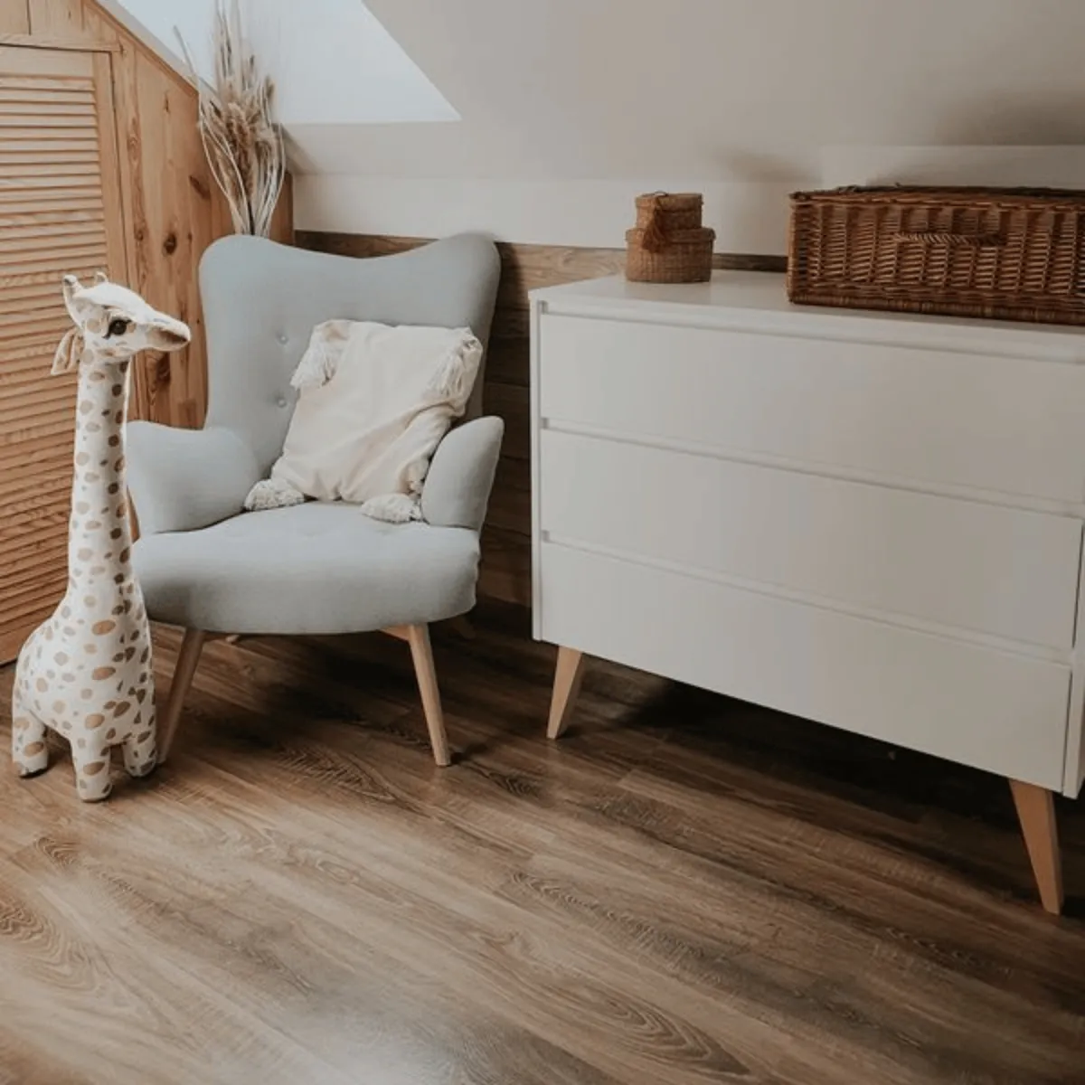 Komoda PINIO SWING biała w pokoju dziecka