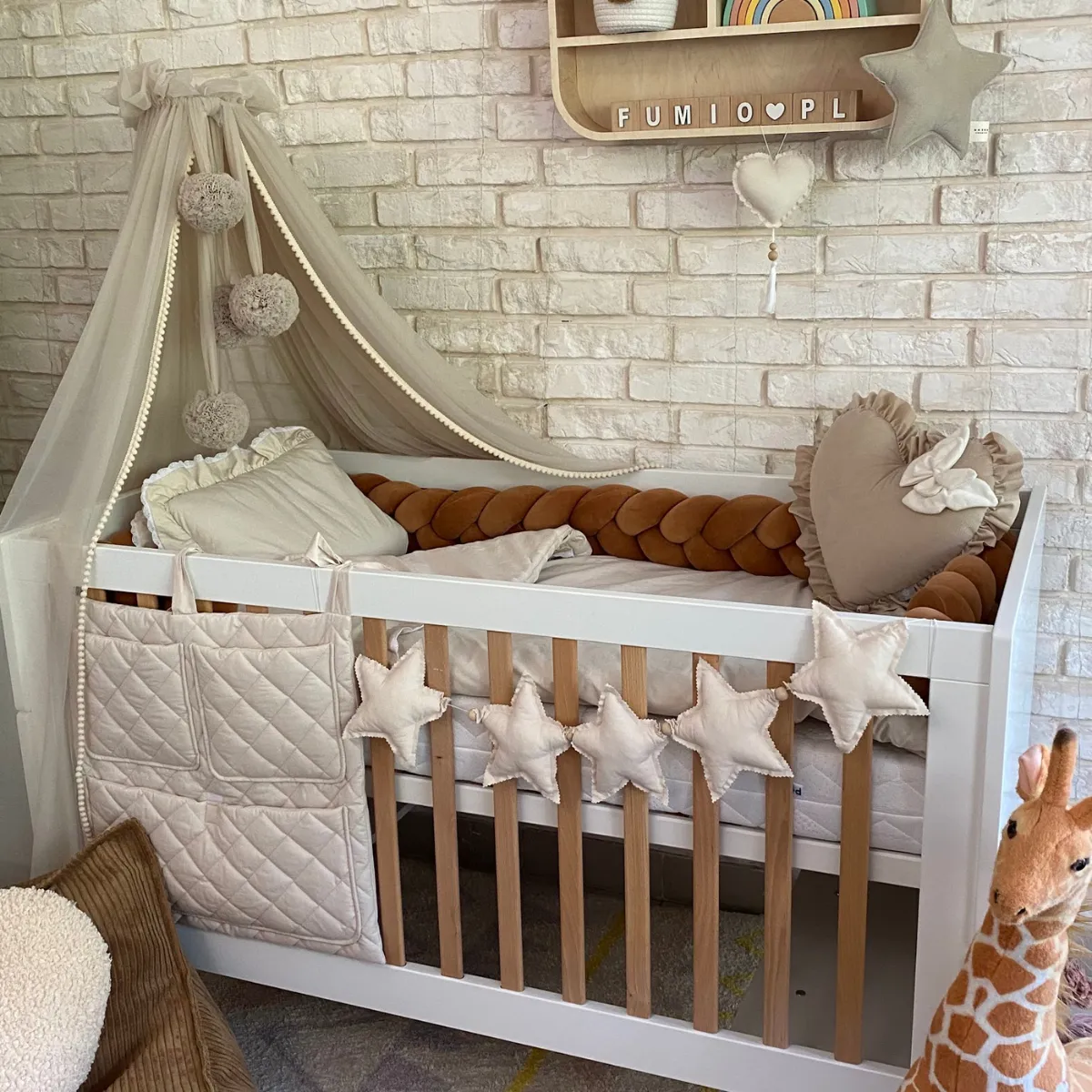 Białe łóżeczko tapczanik PINIO SWING 70x140 cm w pokoju dziecka