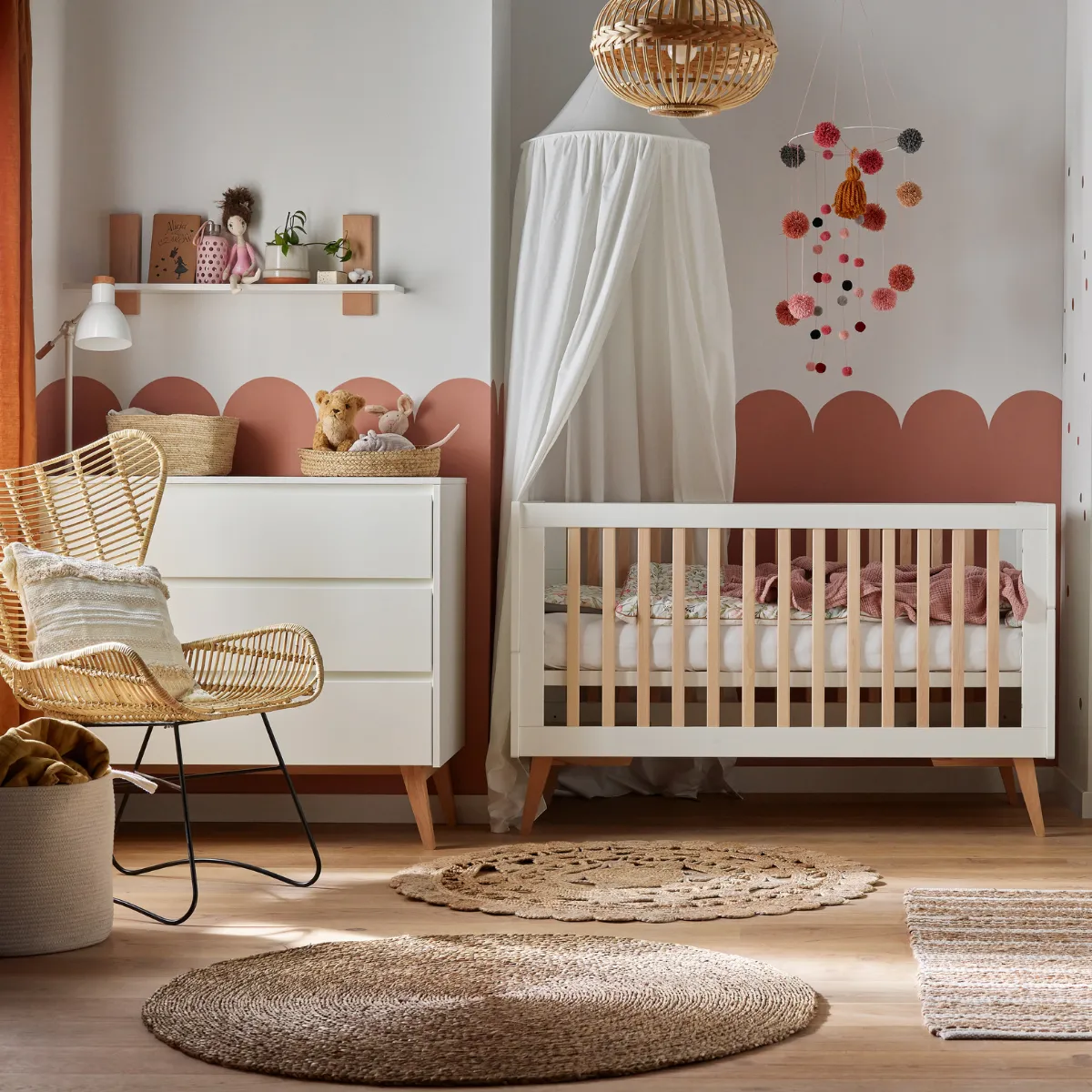 Białe łóżeczko tapczanik PINIO SWING 70x140 cm w aranżacji pokoju dziecka