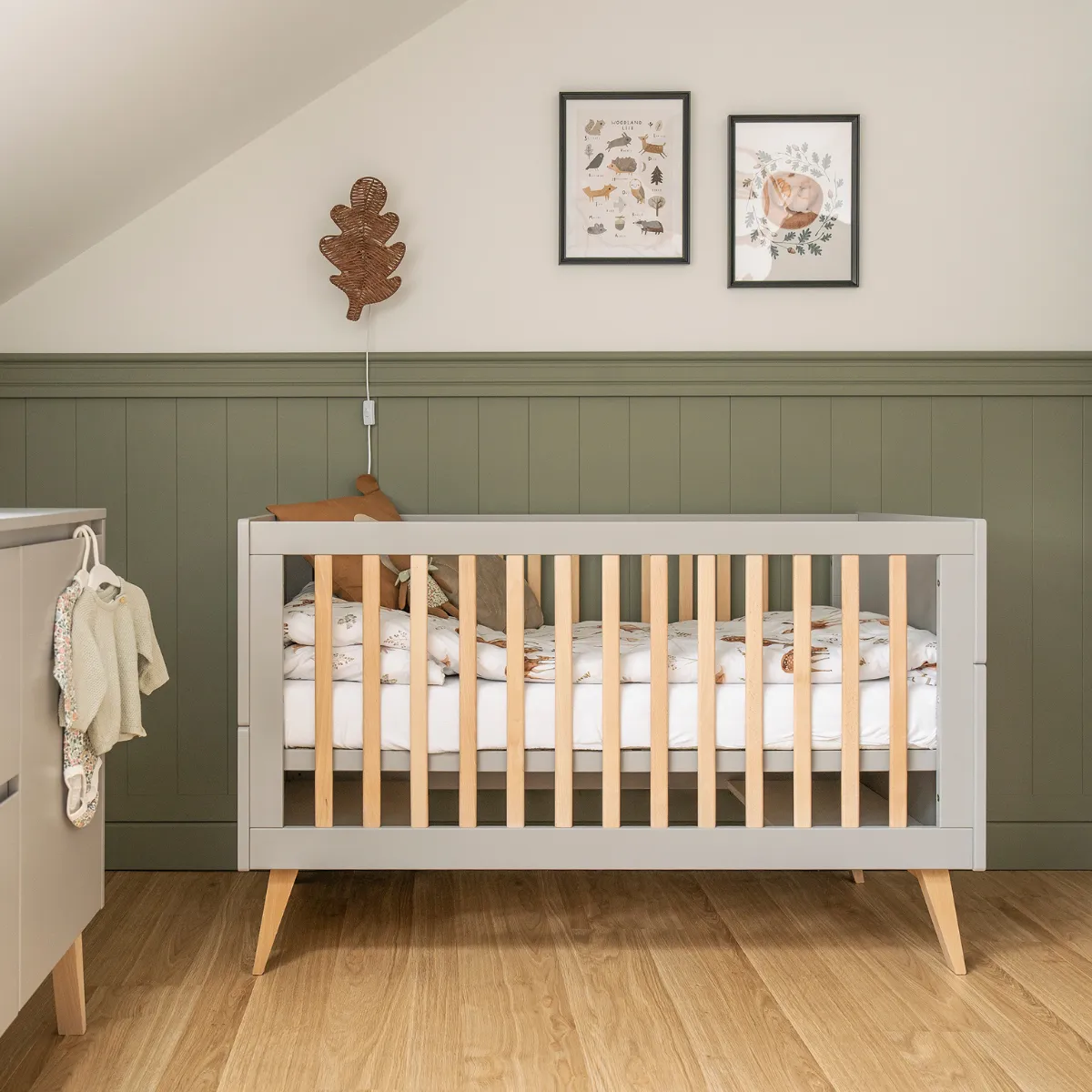 łóżeczko dziecięce 70x140 PINIO SWING szare z drewnianymi elementami