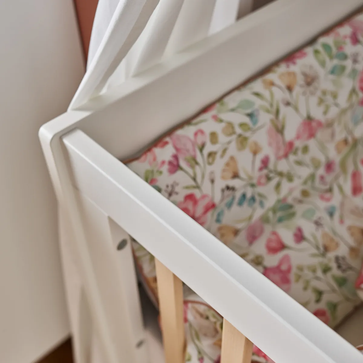 łóżeczko PINIO SWING 120x60 białe w pokoju dziecka