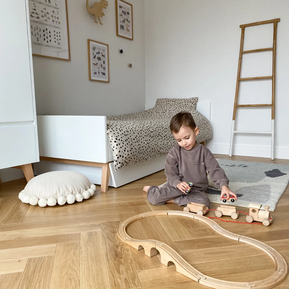 Łóżko dziecięce PINIO SWING białe 90x200 w pokoju dziecka