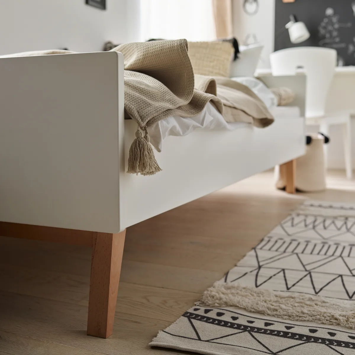 Białe łóżko młodzieżowe PINIO SWING 90x200